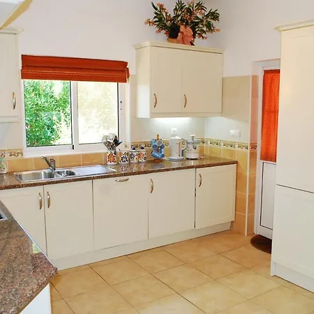 Вилла Carvoeiro Sleeps 6 With Pool And Air Con Карвоейру